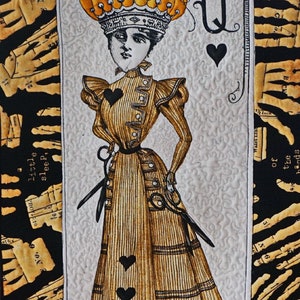 Może przedstawiać: Ilustracja w stylu vintage karty do gry królowej kier. Królowa nosi żółtą koronę z dyni i czarną i żółtą sukienkę w paski. Trzyma w ręku parę nożyczek. Karta jest otoczona czarnym tłem z wzorem szkieletowych dłoni.