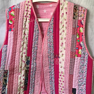 Patchwork Weste Damen Unikat mit handgesticktem Gobelin | Quilt aus Baumwolle | Wearable Art | Boho Weste mit passender Tasche | Handmade
