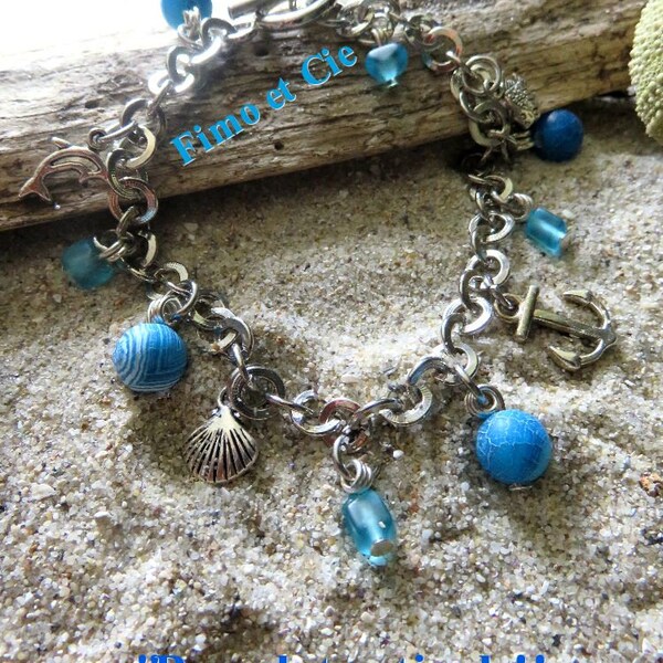 Bracelet estival "perles et breloques" turquoise