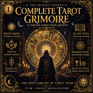 Op de afbeelding: Een digitale afbeelding getiteld The Akashic Keeper's Complete Tarot Grimoire, A Curated Tarot Study Archive. Het toont een figuur met een kap voor een groot gouden dierenriemwiel, omringd door labels voor Waite-Smith, Thoth, Qabalah en 3,7 GB.