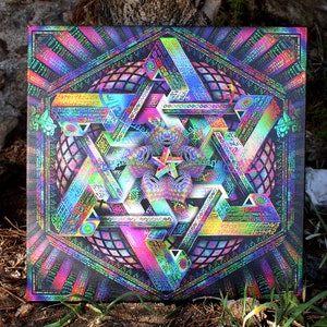 Może przedstawiać: Psychedeliczny wydruk artystyczny przedstawiający kolorowy wzór geometryczny na czarnym tle. Wzór zawiera centralną gwiazdę otoczoną przez nakładające się trójkąty i koła. Wydruk ma holograficzny efekt, tworząc mieniący się i tęczowy wygląd.