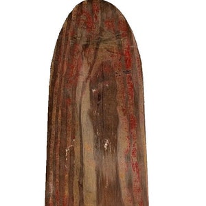 Puede incluir: Una tabla de skate vintage de madera con pintura roja y veta de madera. La tabla está desgastada y tiene un aspecto desgastado.