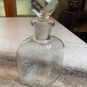 Antique crystal-glass decanter/decanture w/original faceted stopper/topper!