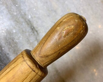 アンティークの古い無垢材の木製 20 インチ麺棒。木目が露出した、一生