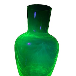 Antique uranium vaseline depression glass uv blacklight glow glowing vase atomic