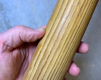 アンティークの古い無垢材の木製 20 インチ麺棒。木目が露出した、一生