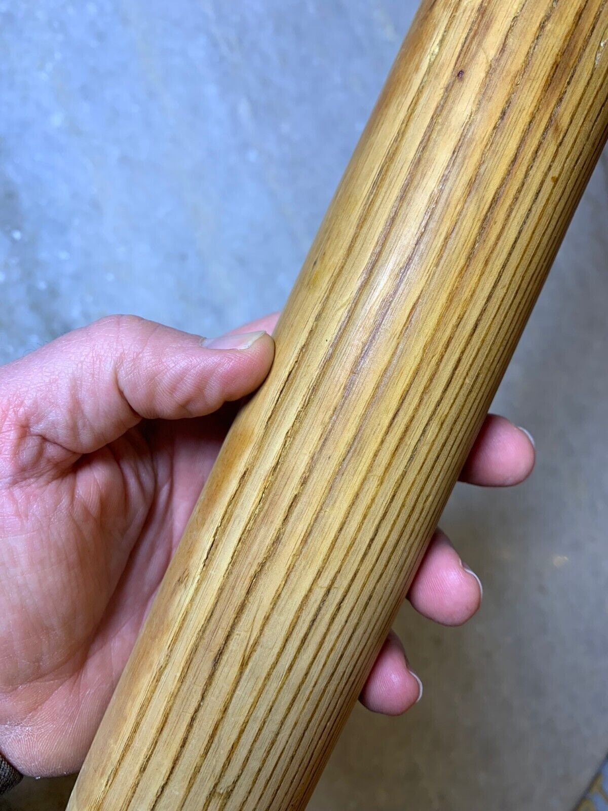 アンティークの古い無垢材の木製 20 インチ麺棒。木目が露出した、一生