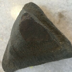 Pietra/roccia triangolare-piramide triangolare strange/unica non identificata trovata nello stagno