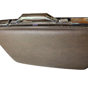 Petite valise brune compacte pour touristes américaine, vintage, milieu du siècle, des années 50 !