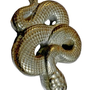 以下が含まれることがあります： 銀色の金属製のヘビの置物で、装飾的なポーズで巻かれています。ヘビの体は鱗模様でテクスチャ加工されており、頭は丸みを帯びた鼻で詳細に表現されています。置物は白い背景に配置されています。