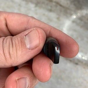 Peut inclure: Bouton en plastique noir avec un indicateur de ligne rouge.