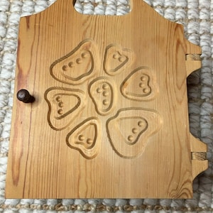 Finely crafted swedish (stabsvägen sweden) wooden key box/holder/hook/rack!