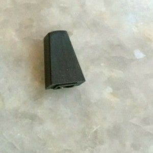 Peut inclure: Une fiche en plastique noire de forme carrée avec un dessus arrondi.