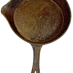 Könnte beinhalten: Eine gut eingebrannte gusseiserne Bratpfanne mit langem Griff und Ausguss. Die Pfanne ist dunkelbraun und weist Gebrauchsspuren auf. Der Griff hat ein Loch zum Aufhängen. Ideal zum Kochen.