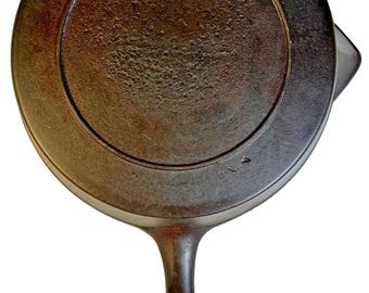 Sartén antigua estadounidense con marca de puerta, boquilla única, anillo térmico y mango decorativo, década de 1870.