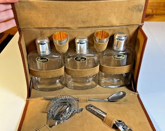 Juego de bar de viaje de cuero Brooks Brothers vintage de 1950 con petaca para whisky escocés, centeno y bourbon.