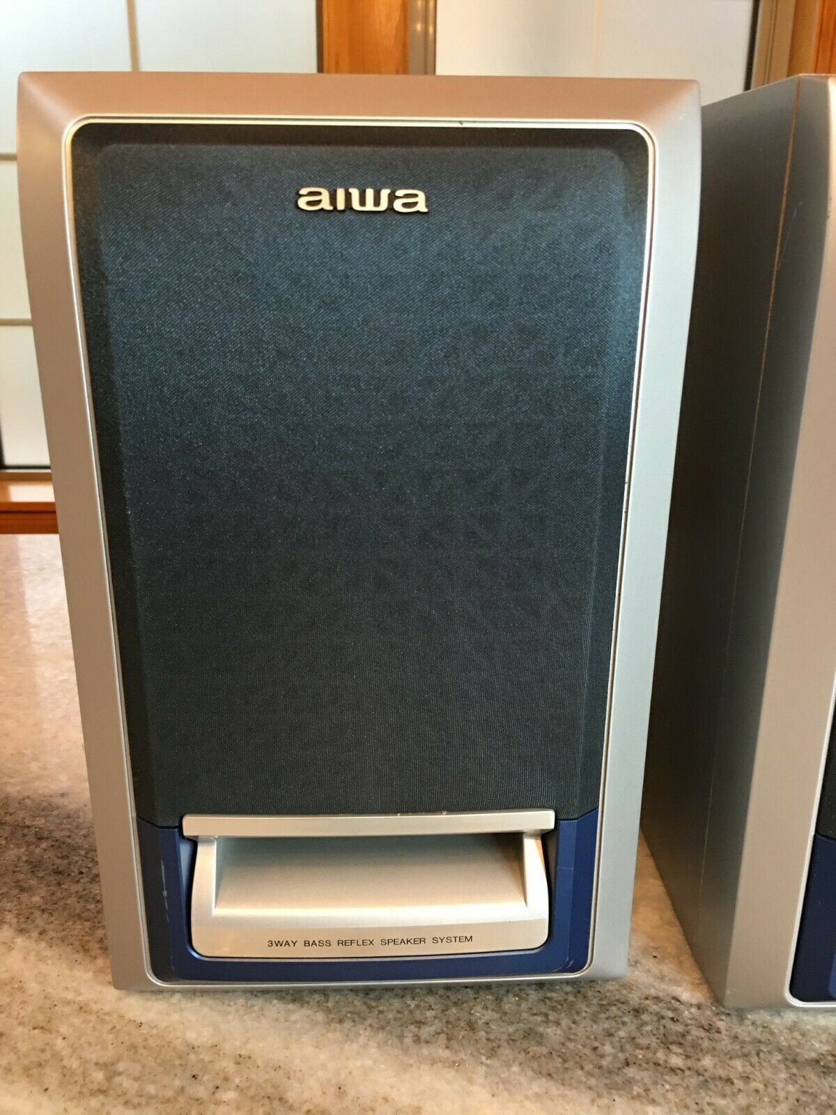 AIWA BS-110BK Tragbarer Bluetooth-Lautsprecher - Schwarz, 10 W, HyperBass, Mit Karabiner, Wasserfest