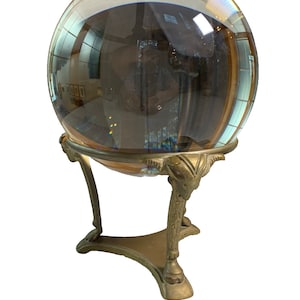 Sfera di cristallo antica in ottone con supporto in metallo decorato, arieti, divinazione, magia, divinazione