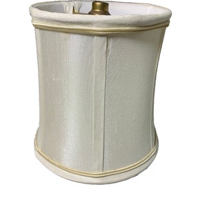 Antiker Vintage-Lampenschirm aus kleinem weißem Stoff zum Auf- und Überklemmen auf/über Glühbirnendraht