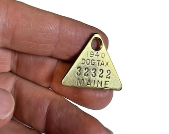 Placa de identificación de latón para perros de Maine de 1940, placa triangular vintage para impuestos, anterior a la Segunda Guerra Mundial.