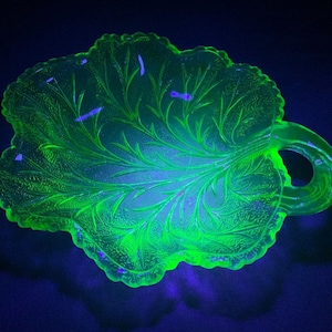 Antique uranium/depression glass/vaseline glass lettuce/cabbage plate/dish