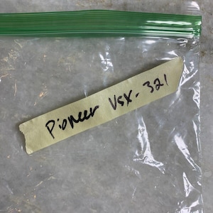 Peut inclure: Un sac en plastique transparent contenant une note adhésive jaune avec l'inscription manuscrite en noir "Pioneer VSX-321".