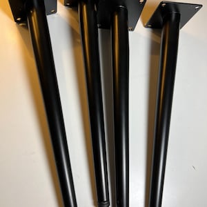 Abgewinkelte, schräge Tischbeine aus robustem Metall und Eisen mit Nivellierfüßen