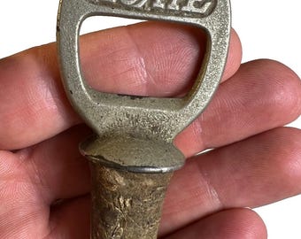 Tapón de corcho antiguo para botella de refresco Moxie con asa repujada, publicidad de refrescos, c. 1900.