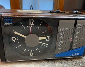 Vintage/retro 1980s mechanical/analog hands alarm/clock/radio w/battery back-up!