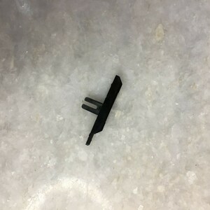 Peut inclure: Pièce de voiture en plastique noir avec deux broches.