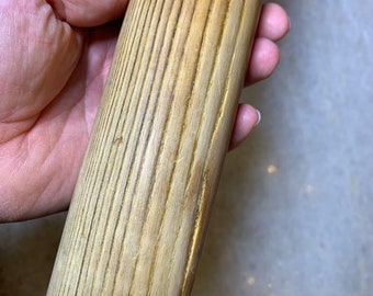 アンティークの古い無垢材の木製 20 インチ麺棒。木目が露出した、一生