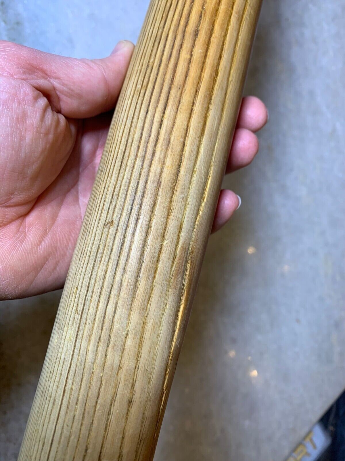 アンティークの古い無垢材の木製 20 インチ麺棒。木目が露出した、一生