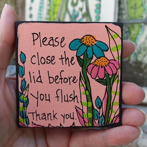 Cierre la tapa antes de tirar de la cadena: Pintura acrílica en lienzo en miniatura para baño (3x3")