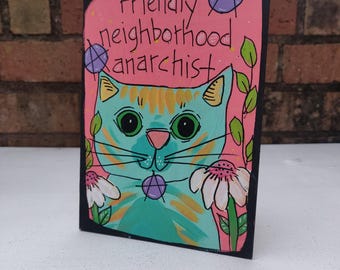 Cartello con gatto dipinto a mano "Amichevole anarchico": divertente decorazione punk rock (18x13 cm)