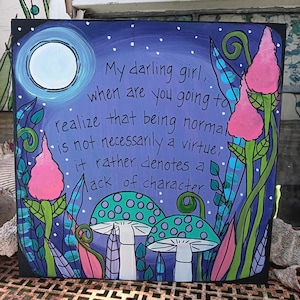 Pode incluir: Uma pintura quadrada sobre um fundo roxo escuro apresentando uma lua cheia, dois cogumelos verde-azulados com manchas roxas e caules florais cor-de-rosa. O texto diz: My darling girl, when are you going to realize that being normal is not necessarily a virtue; it rather denotes a lack of character.