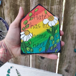 Hat har inget hem här: Handmålat 13x10 cm tjockt litet hus