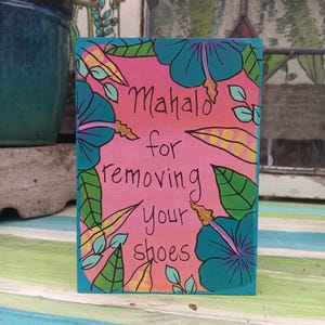 Mahalo Remove Shoes: ręcznie malowany panel z drewna akrylowego (7x5 cali)