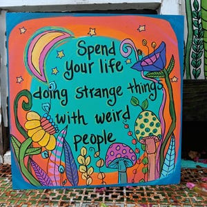 Handgeschilderd houten paneel 'Do Strange Things': kleurrijke, speelse wanddecoratie (25x25 cm)