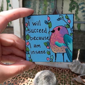Triunfaré porque estoy loco: Pintura acrílica en lienzo de un pajarito en miniatura (7,6 x 7,6 cm)