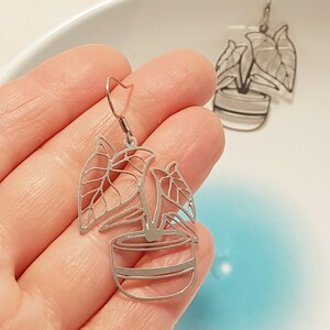 Monstera Blumenstock plantlove Ohrhänger *Pflanze* aus Edelstahl,  hängende Ohrringe als Geschenk für Sie und Ihn