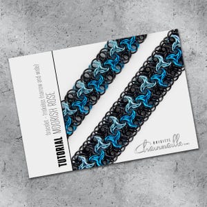 Pode incluir: Duas pulseiras de malha de corrente com um design de tríscele em preto e azul, exibidas em um cartão branco. O cartão tem o texto "Tutorial Moorish Rose" e "Brigitte Chainmaille".