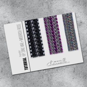 Op de afbeelding: Een tutorialblad toont drie chainmail armbanden. De armbanden zijn zwart en zilver, paars en zilver, en veelkleurig. De tekst luidt "TUTORIAL HP 3IN1 VAR.+MOORISH ROSE bracelet" en de handtekening van de kunstenaar.