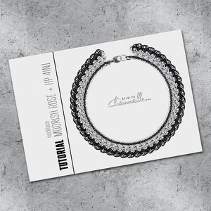 Pode incluir: Um tutorial de colar de malha de corrente preta e prata intitulado "Tutorial Moorish Rose + HP 4in1 Necklace". O tutorial é de Brigitte Chainmaille.
