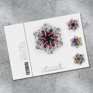 Könnte beinhalten: Eine Anleitung zum Herstellen eines Moorish Rose Kettenhemd-Anhängers mit sechseckigem Design. Das Bild zeigt drei Beispiele des Anhängers in verschiedenen Farben: Rot, Regenbogen und Schwarz-Rot.