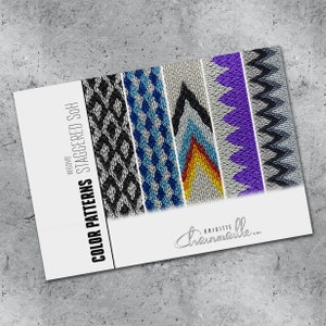 Op de afbeelding: Kleurenpatronen voor kettingmail, die verschillende verspringende steekpatronen laten zien. De patronen zijn zwart en wit, blauw en wit, rood, geel en wit, paars en grijs en wit. De afbeelding bevat de tekst "COLOR PATTERNS WEAVE STAGGERED STITCH" en "BRIGITTE CHAINMAILLE ©2018".