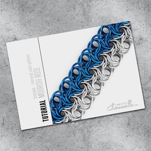 Op de afbeelding: Een tutorial voor het maken van een armband met behulp van het Moorish Rose kettingmailpatroon. De armband is gemaakt met blauwe en zilveren ringen en wordt getoond in een gespiegeld kleurenpatroon. De tutorial is van Brigitte Chainmaille.