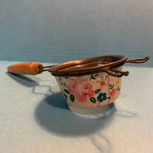 Small ECKO Floral Hand Strainer