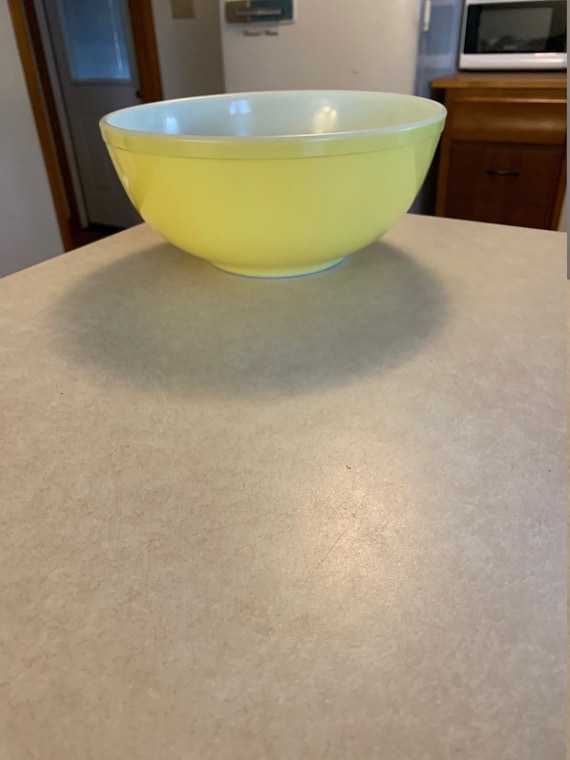 Large Quart Yellow Pyrex Mixing Bowl 404