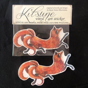 Kitsune Fuchs Vinyl Aufkleber, handgemachtes Original Kunstwerk von Rosie Ferne Mythologisches Wesen Japan zauberhaft dreifädiger Fuchs