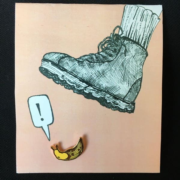 Banana Slug Pin, reversspeld van hard email met gouden metalen vlindersluiting